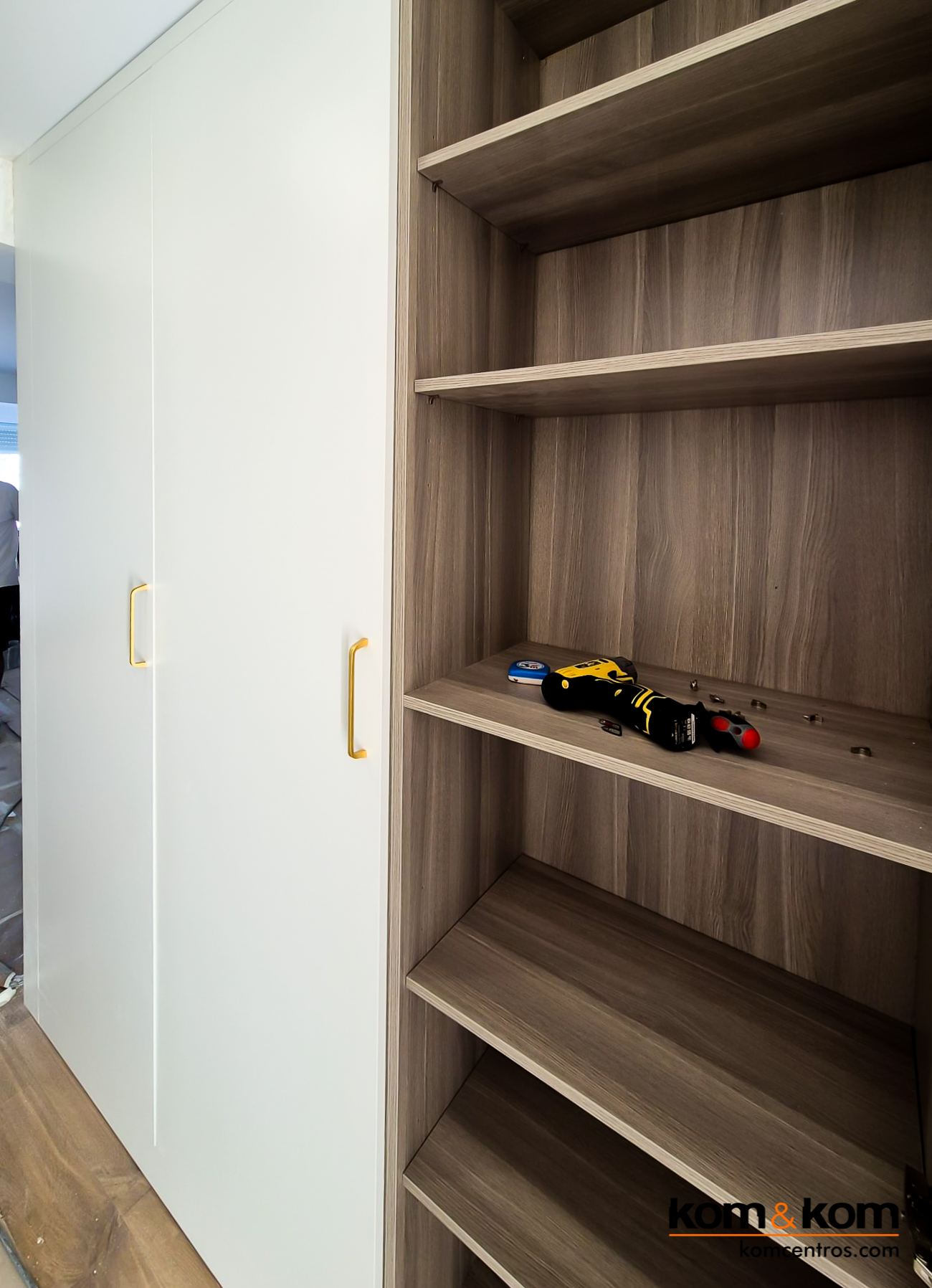 armarios empotrados hechos a medida blancos en apartamento de Benidorm